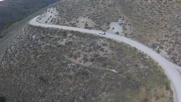 Coche en camino sin pavimentar Idaho Sawtooth National — Vídeo de stock