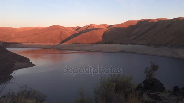 Lucky Peak Lake Dam saat matahari terbenam — Stok Video