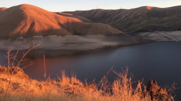 Τυχερός αιχμής λίμνη φράγματος στο ηλιοβασίλεμα — Αρχείο Βίντεο