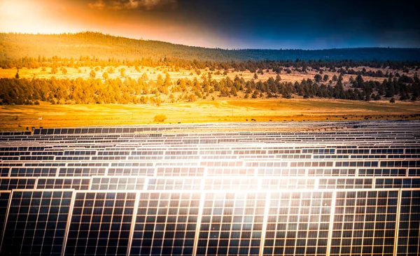 Solcellepaneler - fornybar energi – stockfoto
