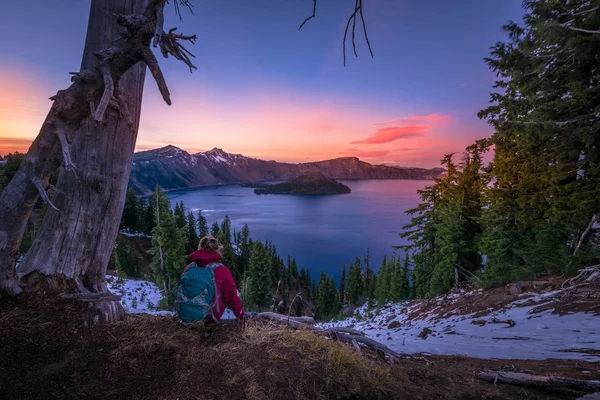 Tourist looking at Crater Lake Oregon Landscape — Stock Photo, Image