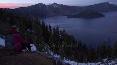 Krater Gölü Oregon manzara yavaş kamera dolly arayan turist
