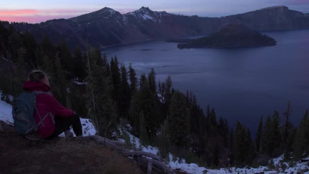 Turista guardando Crater Lake Oregon Paesaggio fotocamera lenta dolly — Video Stock