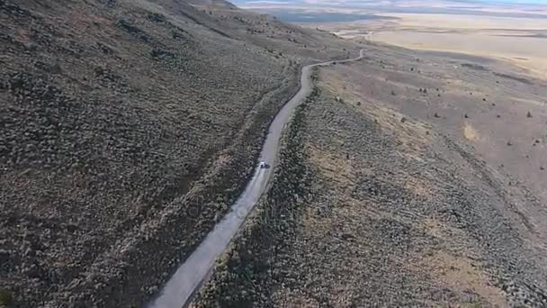 Coche en un camino de tierra Hart Mountain Antelope Refugio Aéreo Oregon — Vídeos de Stock