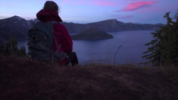 Turista olhando para Crater Lake Oregon Paisagem câmera lenta boneca — Vídeo de Stock