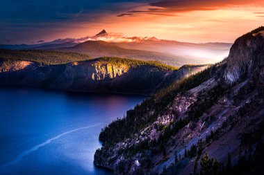MT Thielsen örtülü gündoğumu Oregon bulutlara içinde peyzaj