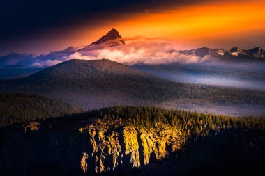 Sabah sis Mt Thielsen gündoğumu Oregon, manzara