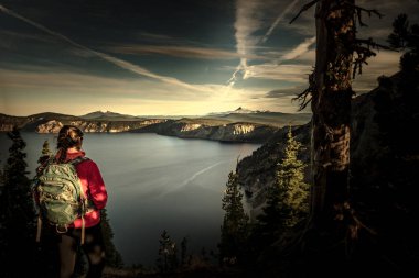 Sırt çantasıyla Oregon krater Gölü Milli Parkı  