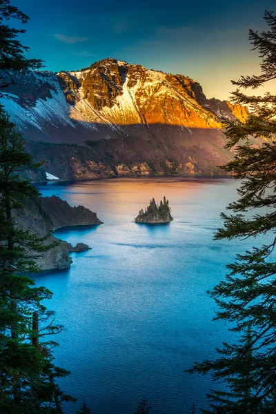 Φάντασμα πλοίου νησί στη λίμνη κρατήρα Όρεγκον — Φωτογραφία Αρχείου