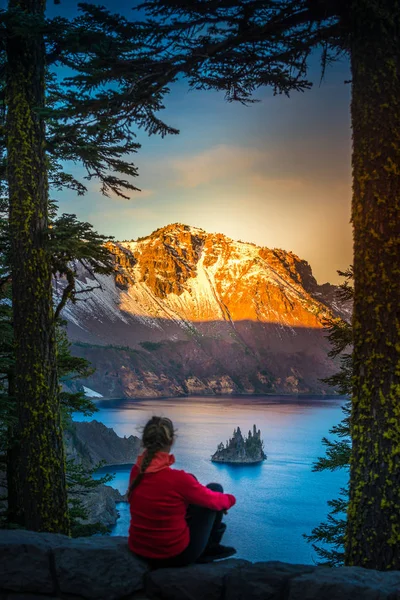 Kvinna som tittar på Phantom Rock kratersjö Oregon — Stockfoto