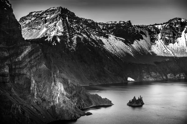 Phantom Ship Island Crater Lake Fotografía en blanco y negro — Foto de Stock