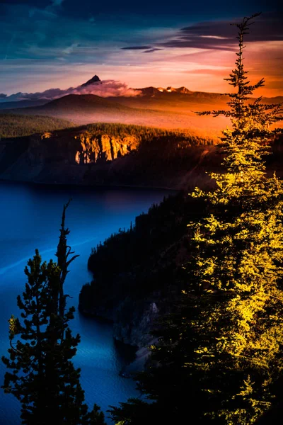 Mt Thielsen в Sunrise Орегон краєвид вертикальні склад — стокове фото