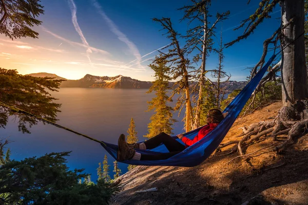 Women Relaxing in Hammock Crater Lake Oregon — Stock Photo, Image