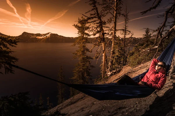 Women Relaxing in Hammock Crater Lake Oregon — Stock Photo, Image
