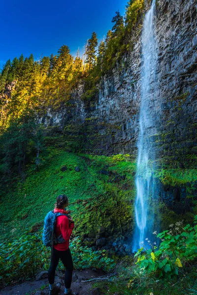 Watson Falls Backpacker в Орегоне — стоковое фото