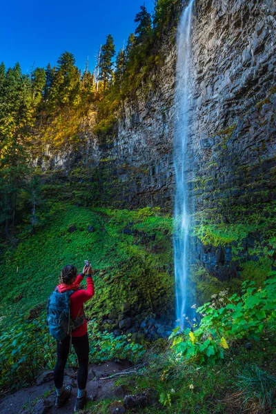 Watson Falls Backpacker Oregon — Stok fotoğraf