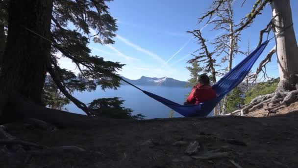 Nők pihentető függőágy kráter-tó Oregonban — Stock videók