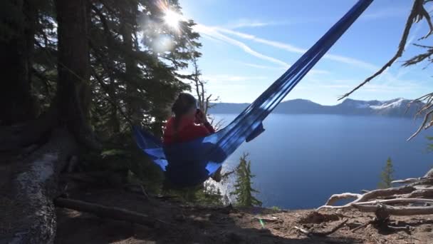 Mulheres Relaxando em Hammock Crater Lake Oregon — Vídeo de Stock