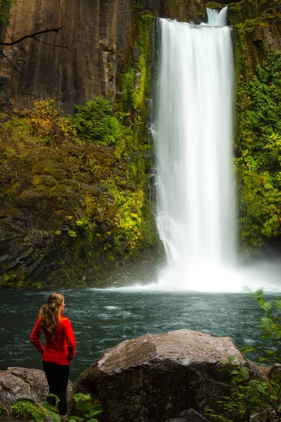 女孩看着 Toketee 瀑布道格拉斯县俄勒冈州 — 图库照片