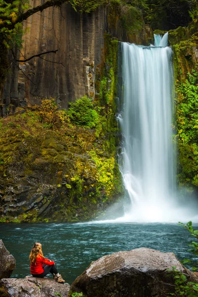 Девушка смотрит на водопад Токети Дуглас — стоковое фото