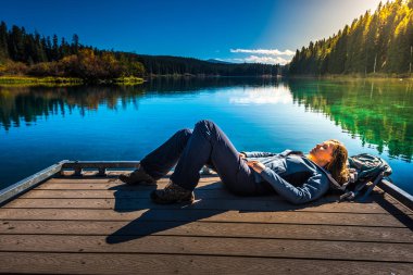 Clear Lake Oregon tarafından bir güvertede dinlenme uzun yürüyüşe çıkan kimse