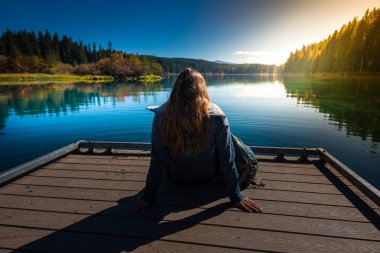 Clear Lake Oregon tarafından bir güvertede dinlenme uzun yürüyüşe çıkan kimse