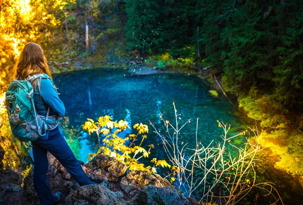 Randonneuse fille donnant sur Tamolitch Blue Pool Oregon — Photo