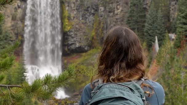 Turist tar bild på Tumalo Falls Oregon — Stockvideo