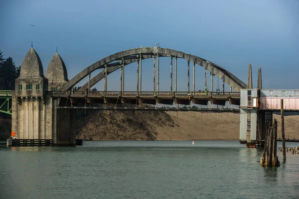 Ponte do Rio Siuslaw a partir da Marina de Florença Oregon — Fotografia de Stock