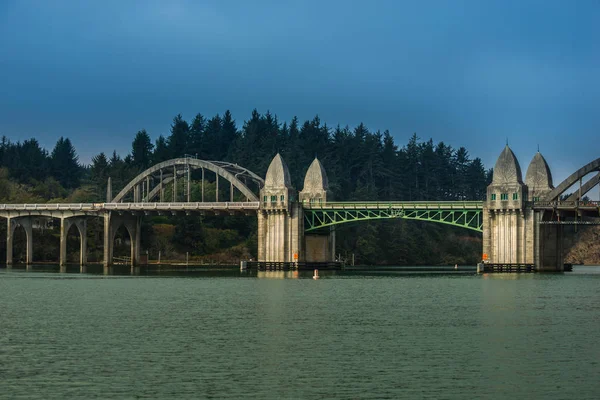 Pont de la rivière Siuslaw depuis la Marina de Florence Oregon — Photo