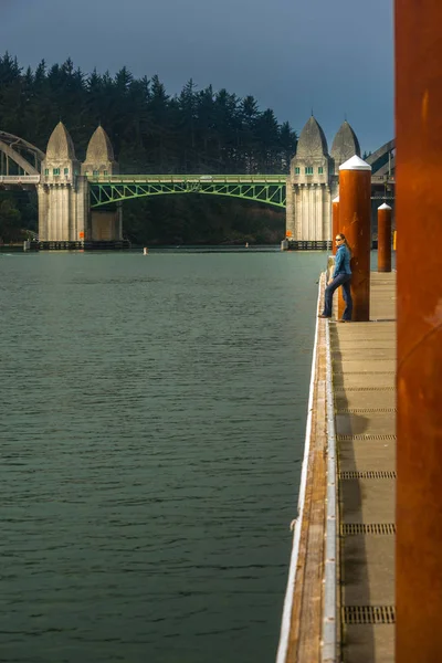 Turista olhando para o Rio Siuslaw a partir da Marina de Florença Oregon — Fotografia de Stock