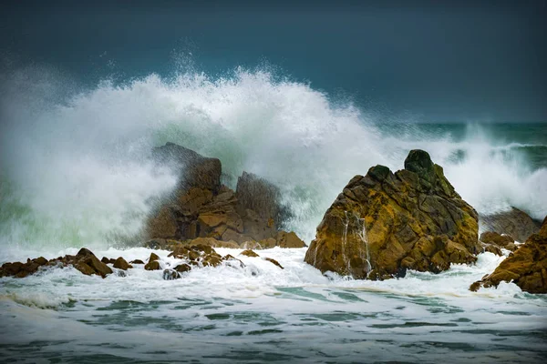 海浪猛撞到岩石上 — 图库照片
