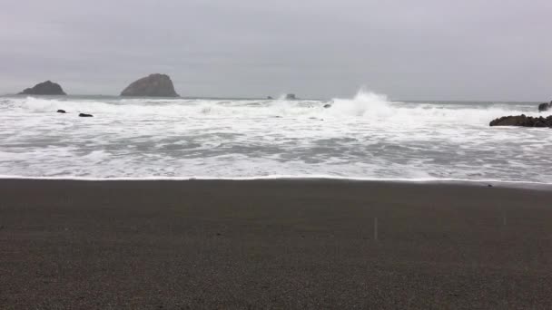 Costa de California día de lluvia carretera 101 — Vídeos de Stock