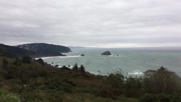 Costa de California día de lluvia carretera 101 — Vídeo de stock