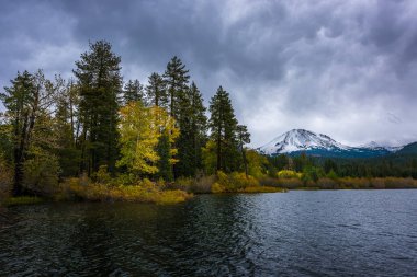 Mt Lassen Manzanita Gölü düşüşün görünümünü renkler