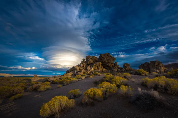 Piramida celem wycieczek Nevada jezioro o zachodzie słońca — Zdjęcie stockowe