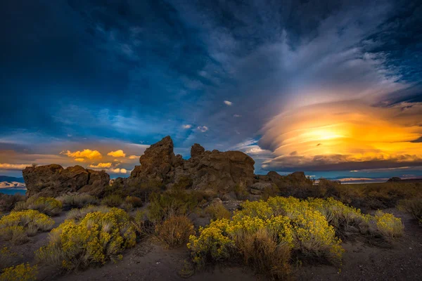 Pyramide Lac Nevada Tufas au coucher du soleil — Photo