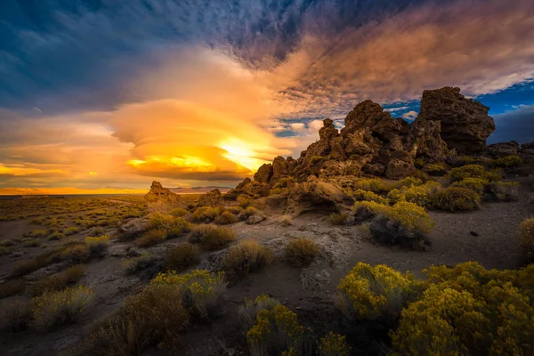 Piramis Tufas Nevada tó naplementekor — Stock Fotó