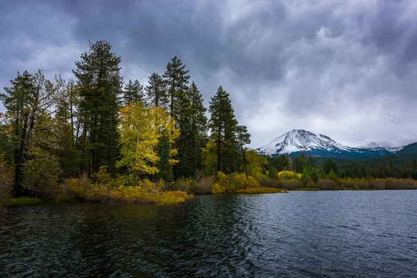 Mt Lassen Manzanita Gölü düşüşün görünümünü renkler