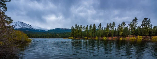 マンザニータ湖秋から Mt ラッセンの表示色 — ストック写真