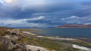 Göl Nevada Tufas gün batımında piramit