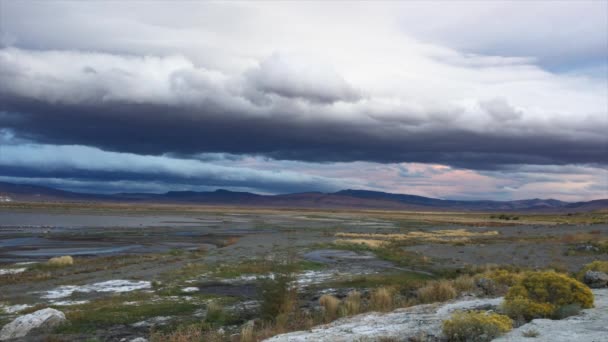 Lago Pirámide Nevada Tufas al atardecer — Vídeos de Stock