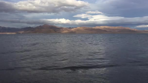 Πυροβολικού στον κόλπο πυραμίδα λίμνη Νεβάδα — Αρχείο Βίντεο