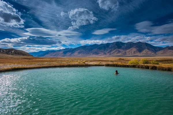 Hot Springs Nevada Ruby Valley Woman enjoying a soak — Stock Photo, Image