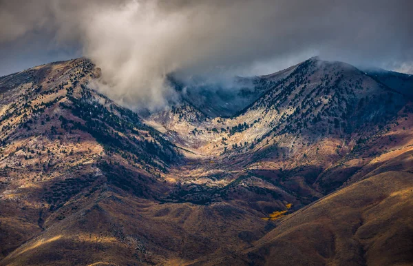 Nuvole spesse sopra Ruby Mountains nevada — Foto Stock