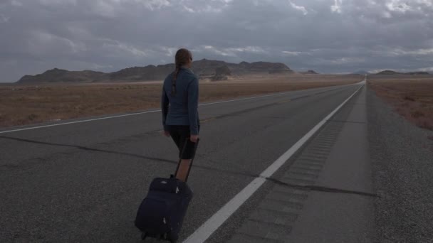 Young woman with a suitcase — Stock Video