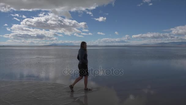 Bonneville Salt Flats Utah chica caminando en aguas poco profundas — Vídeo de stock