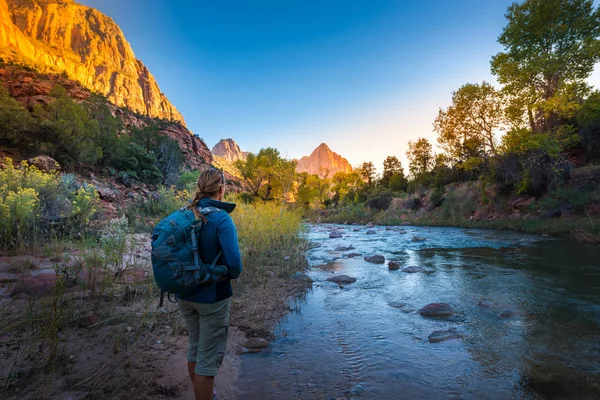 Hiker Zion National Park — Stockfoto