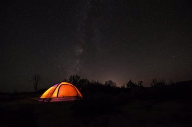 Yıldız Samanyolu altında hızlandırılmış kamp 