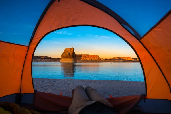 Отдых в палаточном лагере Lone Rock Lake Powell — стоковое фото